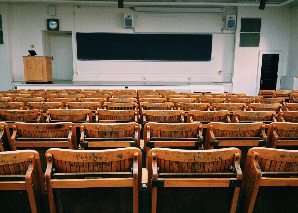 Hi ha algú que es prengui l’educació seriosament?